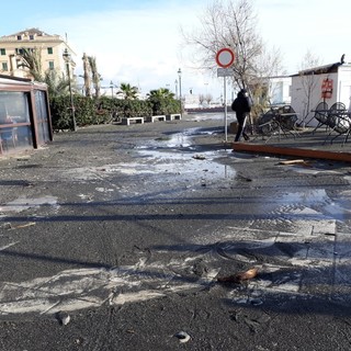 Pegli, la mareggiata invade la passeggiata: chiuso il sottopasso del porticciolo (foto)