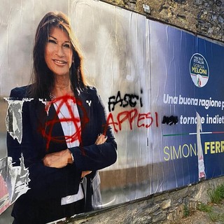 “Fasci appesi”, vandalizzato il manifesto di Simona Ferro. La candidata: “Andrò sempre avanti”. Orlando: “Solidarietà all’assessora”