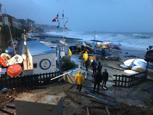 La mareggiata mette in ginocchio Celle in zona San Bastian: protezione civile e polizia locale al lavoro (FOTO e VIDEO)