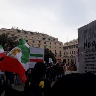 Partita la manifestazione in solidarietà alle rivolte contro il regime in Iran (foto)