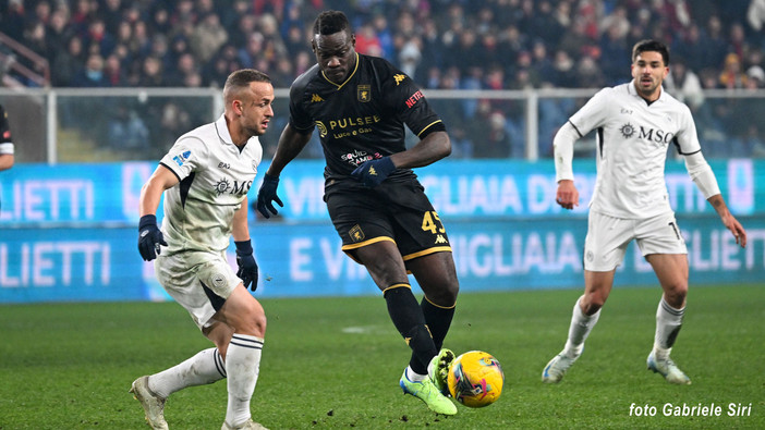 Balotelli in azione contro il Napoli (foto Gabriele Siri)