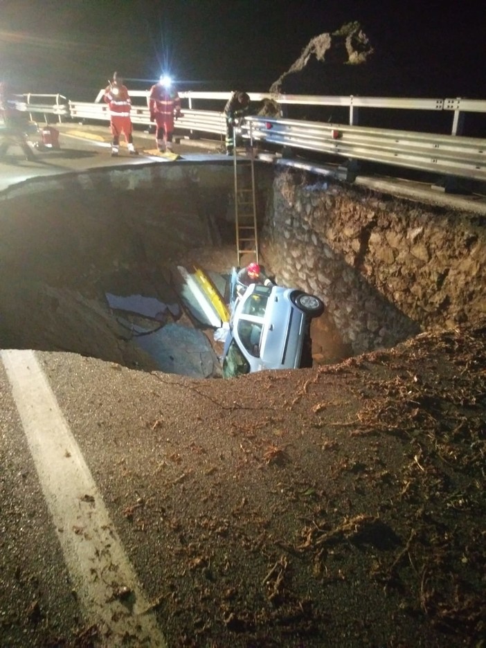 Grossa voragine sull'Aurelia all'altezza del Malpasso. Auto precipita per 6 metri