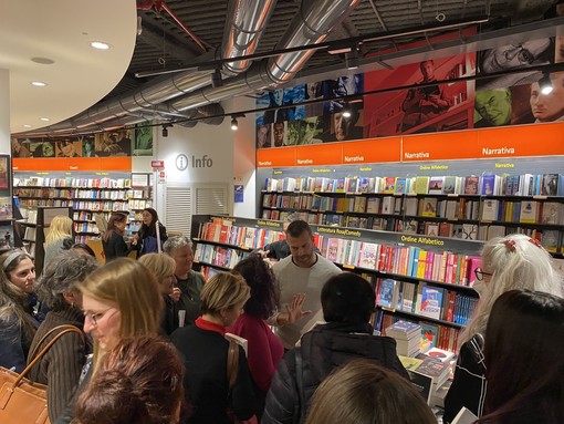 Ironia e commozione alla Feltrinelli di Genova per la presentazione di &quot;Al mare non importa&quot; di Manuel Bova