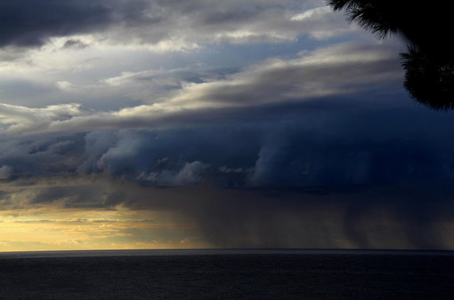 La Liguria si prepara al maltempo: possibili temporali già da sabato sera, attenzione alta da domenica