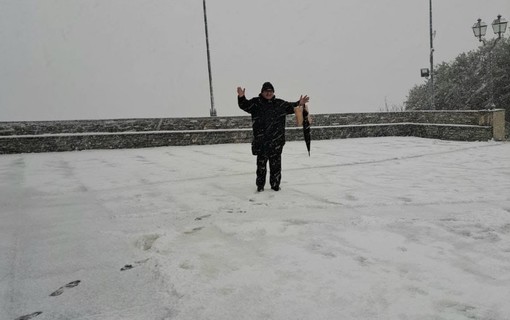 Meteo, continua la nevicata sulle alture da ponente al Tigullio (Foto e video)