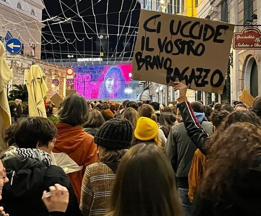 In duemila in piazza per ricordare Giulia: “Urliamo per tutte le donne che non hanno voce”