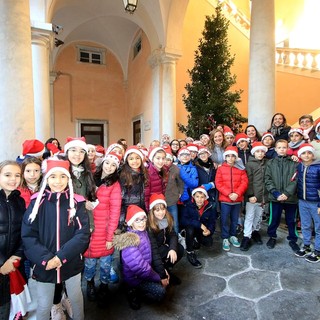 I bambini della scuola D'Albertis addobbano l'albero di Palazzo Tursi