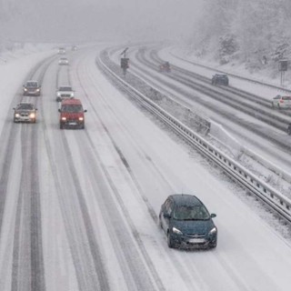 Maltempo, neve anche a quote autostradali: attenzione su A26 Genova-Gravellona Toce e A7 Serravalle-Genova