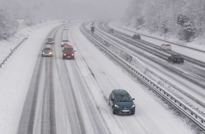 Maltempo, neve anche a quote autostradali: attenzione su A26 Genova-Gravellona Toce e A7 Serravalle-Genova