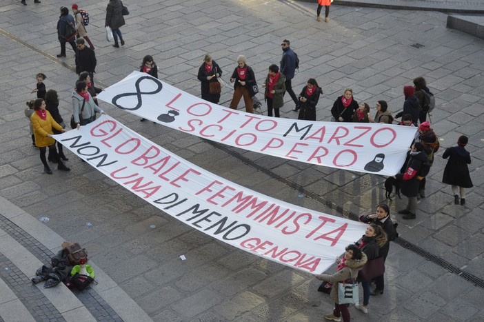 Striscione e fumogeni in piazza De Ferrari per lo sciopero femminista dell'8 marzo