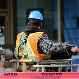 Operaio ferito in porto, Uil e Feneal Liguria attaccano: “Non è accettabile correre rischi a 67 anni in un cantiere”