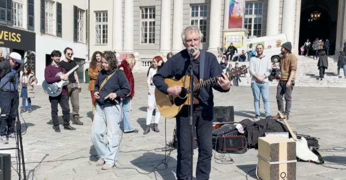 L’omaggio a Gigi Picetti durante il flash mob degli Artisti di Strada (video)