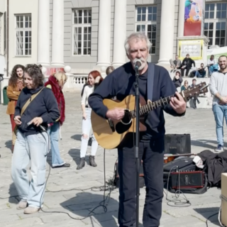 L’omaggio a Gigi Picetti durante il flash mob degli Artisti di Strada (video)