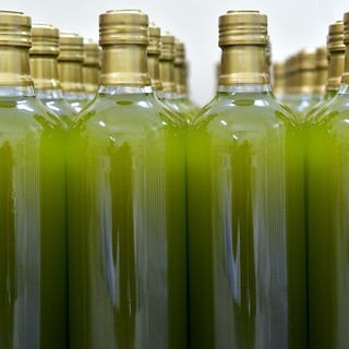 Olio di oliva spacciato per extravergine, bloccata la partenza dal porto di Pra' per Singapore di 700 bottiglie