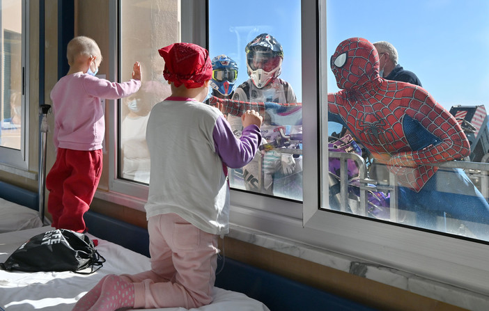 Il Covid non ferma le visite dei supereroi dei bimbi al Gaslini: dal cielo piovono motociclisti e Spiderman (FOTO e VIDEO)