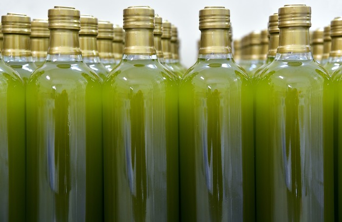 Olio di oliva spacciato per extravergine, bloccata la partenza dal porto di Pra' per Singapore di 700 bottiglie