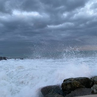 Mareggiata a Cavi di Lavagna, evacuato un ristorante