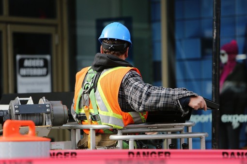 Operaio ferito in porto, Uil e Feneal Liguria attaccano: “Non è accettabile correre rischi a 67 anni in un cantiere”