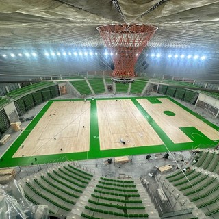 Palasport, ecco le nuove foto in anteprima: posato il parquet e disegnate le righe