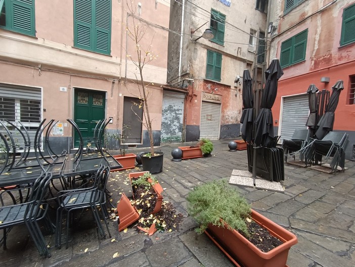 Centro Storico, sporcizia, siringhe abbandonate e fioriere distrutte in piazza Valoria