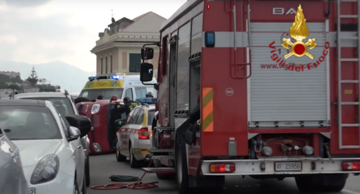 Incidente in corso Europa: macchina su un fianco e intervengono i pompieri (VIDEO)