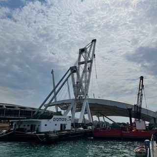 Pronti a operare nella darsena nord di Marina Fiera i pontoni che vareranno i conci del ponte in acciaio