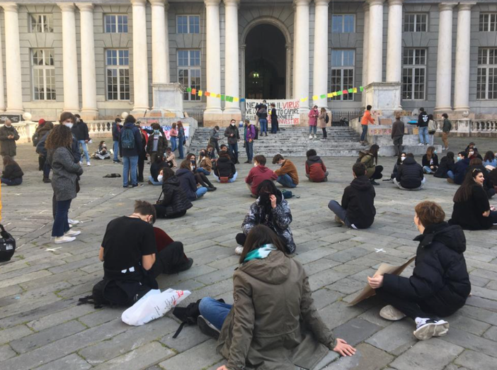 La protesta degli studenti in piazza Matteotti: &quot;Rientro alla didattica in presenza e investimenti nella scuola&quot; (VIDEO e FOTO)