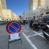 Piazza Dante, spariscono decine di parcheggi per le moto. Colpa dei lavori alla Casa di Colombo