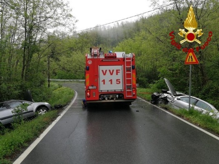 Incidente in Valgraveglia: tre auto finiscono in un fossato