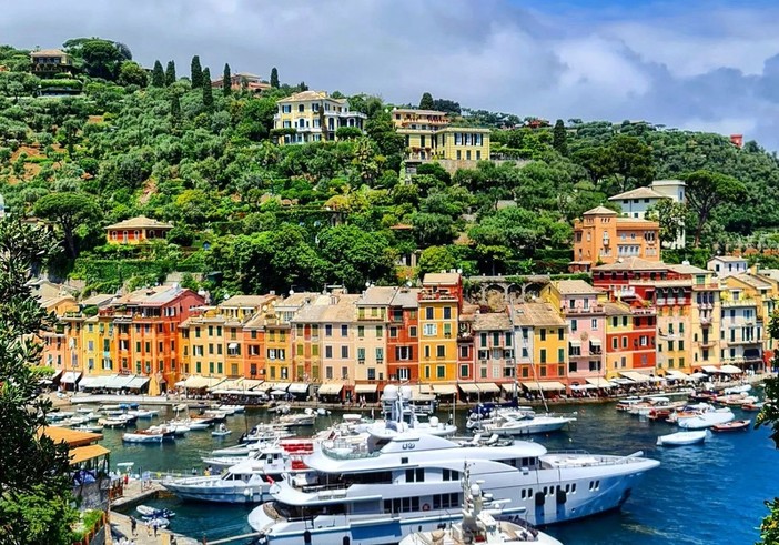 Liguria presa d'assalto dai turisti. Il sindaco di Portofino: &quot;Territorio bellissimo e fragile&quot;