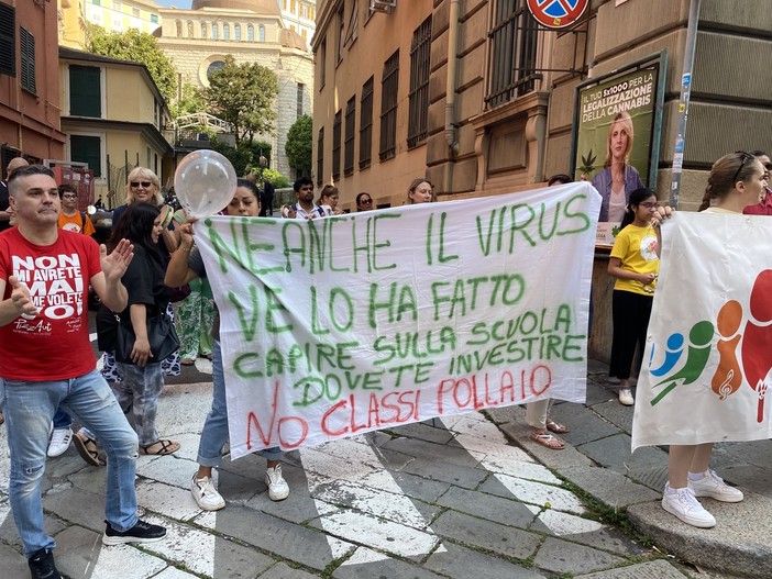 Insegnanti e genitori dell'IC San Fruttuoso in presidio: &quot;No alle classi pollaio&quot; (Foto e Video)