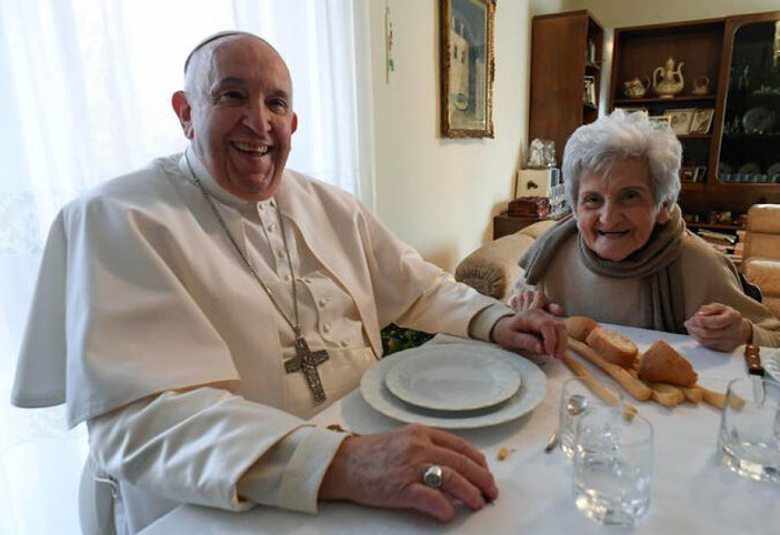 Nella foto papa Francesco nella sua recente visita a Portacomaro (Asti), a pranzo con la cugina Carla Rabezzana