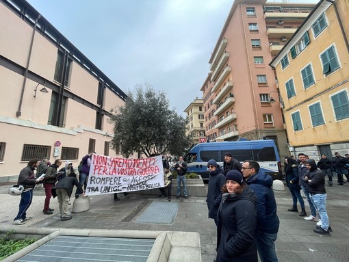 Presidio Pro Palestina a Sarzano, contestato il sindaco Bucci: “Lei è un servo, vergogna”