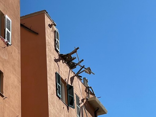 San Teodoro, crolla il tetto di un palazzo di via Giuseppe Ratti (Foto e video diretta)