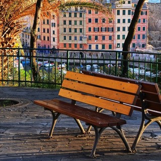 Genova senza panchine, la città che non si ferma e se lo fa si siede al dehor. A pagamento