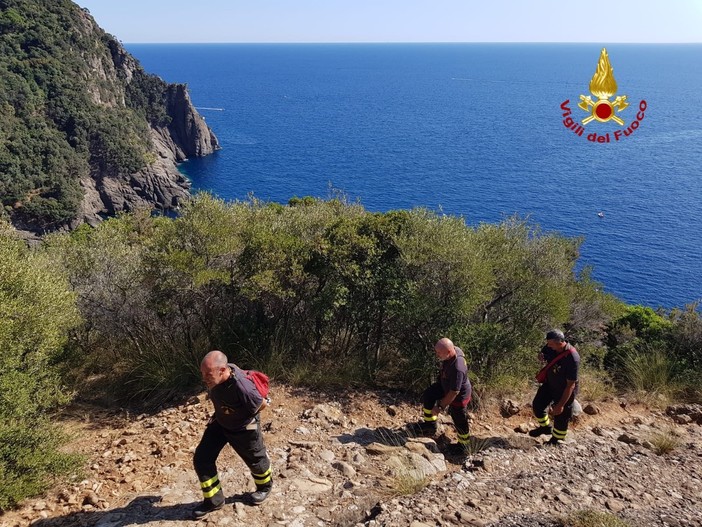 Moneglia: cade sugli scogli e si frattura una gamba, soccorso da 118 e vigili del fuoco