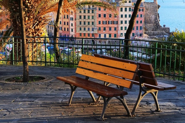 Genova senza panchine, la città che non si ferma e se lo fa si siede al dehor. A pagamento