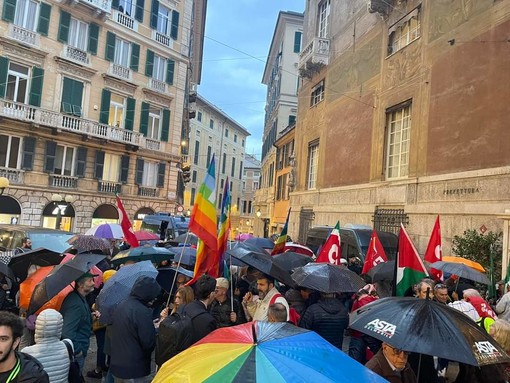 Il Comitato 'Insieme per la Costituzione' in presidio sotto la Prefettura: &quot;Non è con la guerra che si costruisce la pace&quot;