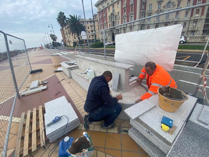 Corso Italia, al via i rivestimenti delle 44 panchine lungo la pista ciclabile