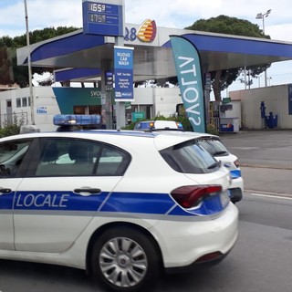 Un cimitero di mezzi abbandonati sulle strade di Genova: da gennaio ne sono stati censiti quasi cinquecento