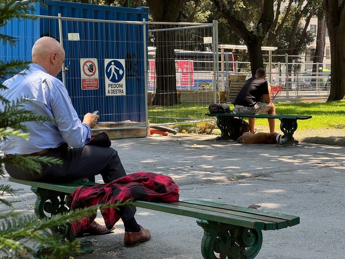 Genova e la carenza di panchine, l’esperto: &quot;La città non è ben pensata per gli anziani&quot;