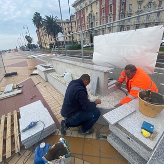 Corso Italia, al via i rivestimenti delle 44 panchine lungo la pista ciclabile