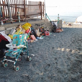 Degrado in spiaggia a Pegli, intervento di pulizia e blitz della Locale