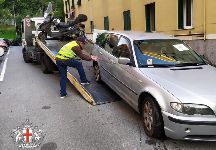 Operazione della municipale a San Teodoro: denunciata l'occupante abusiva di una casa e rimossi 20 mezzi senza assicurazione