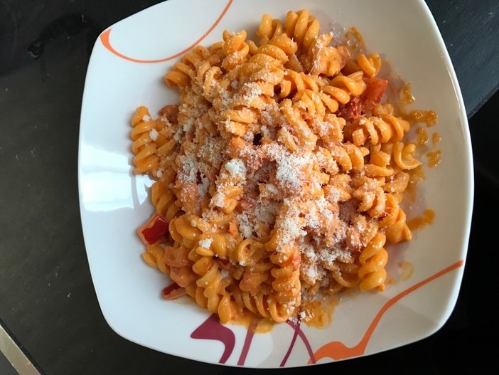 La videoricetta per preparare una ottima pasta in crema di peperoni