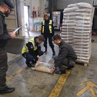 Oltre 120 tonnellate di pellet sequestrate in porto donate in beneficienza per RSA e famiglie in difficoltà