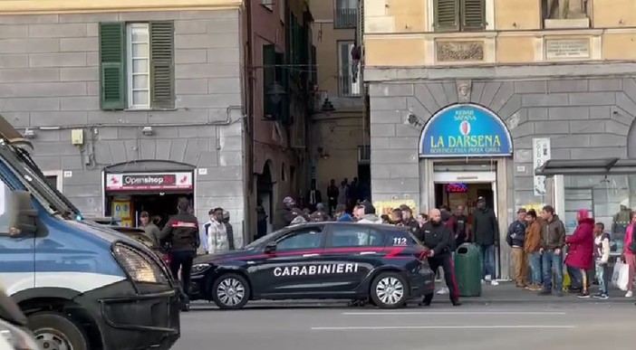 Via Pre', forze dell'ordine accerchiate da quaranta persone dopo l'arresto di un giovane pusher (Video)