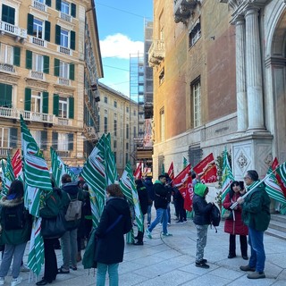 Lavoratori della sicurezza privata in presidio davanti alla Prefettura: &quot;Serve un contratto dignitoso&quot; (foto e video)