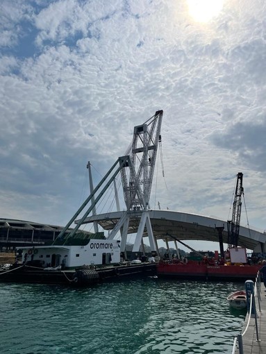 Pronti a operare nella darsena nord di Marina Fiera i pontoni che vareranno i conci del ponte in acciaio