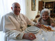 Nella foto papa Francesco nella sua recente visita a Portacomaro (Asti), a pranzo con la cugina Carla Rabezzana